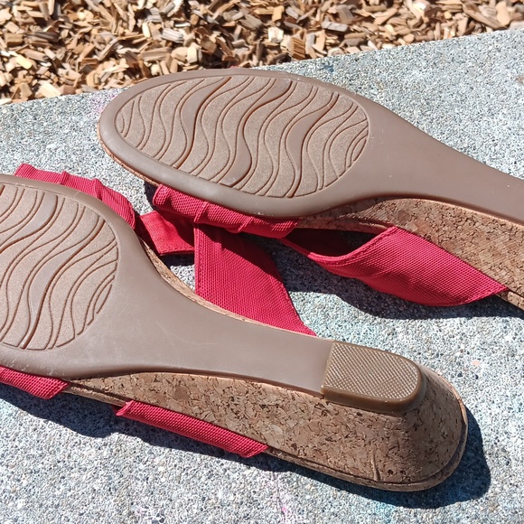 NWOT SLIDE SANDALS - Picture 4 of 4